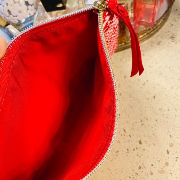 NWOT Victoria’s Secret Red Heart Cosmetic Bag - Picture 4 of 4